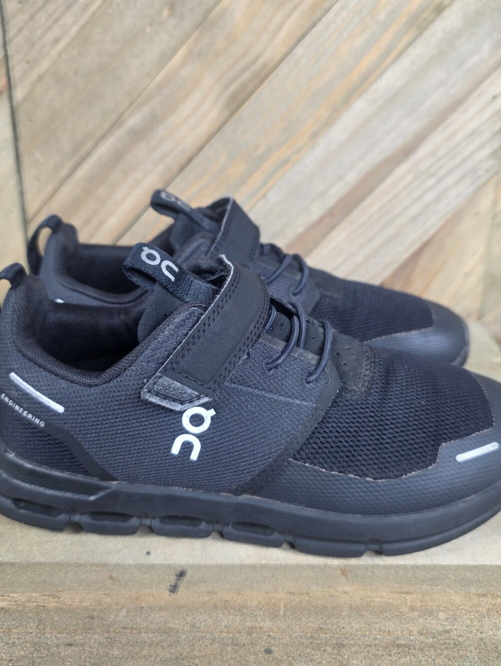 On Cloud Play Kids Athletic Sneakers Size 2.5 Black Hook And Loop Cloudtec